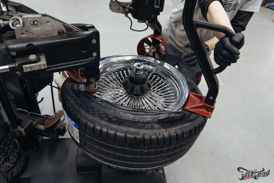 Фирменный шиномонтаж на стендах Hunter для Chevrolet Impala: собрали комплект колес Dayton Wire Wheels с системой knock-off!
